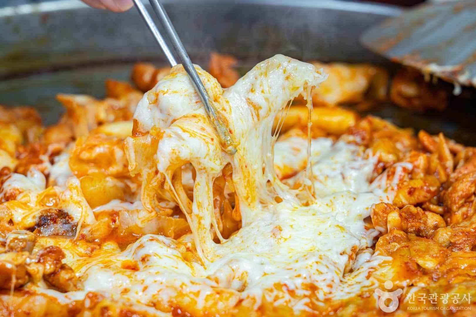 Dakgalbi (Spicy Stir-Fried Chicken)