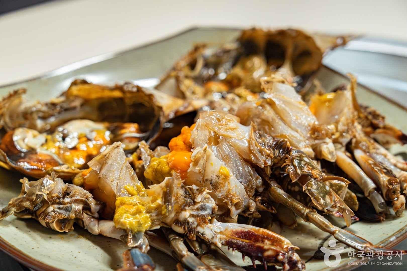Ganjanggejang (Soy Sauce Marinated Crab)